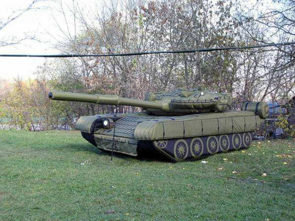 乌海陆地军事假目标坦克